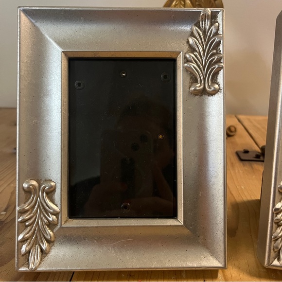 Pair 🍐 of Picture Frames - Picture 8 of 14